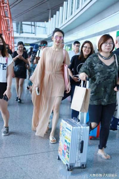 王鸥现身机场：肤色的开衩长裙，仙气十足还不失，却穿着拖鞋