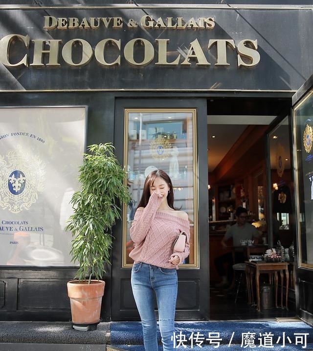  迷人■韩国女神露肩装穿搭紧身牛仔裤，性感迷人凸显大长腿