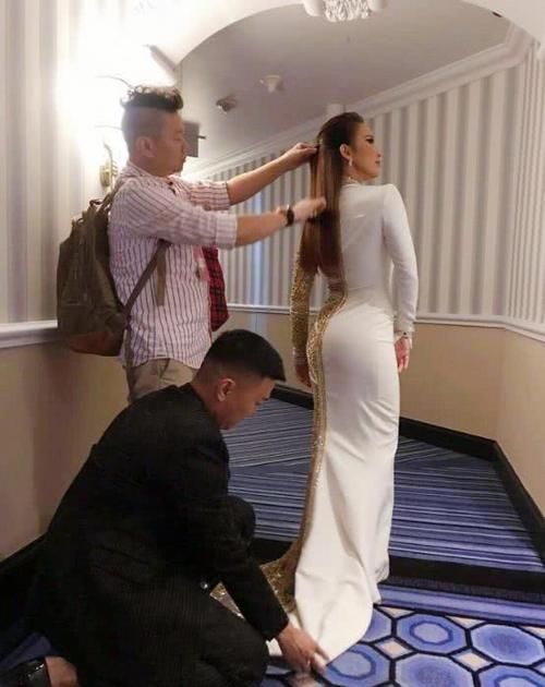  「样式」李玟造型前卫，一件衣服左右两边看着不一样，眼妆化的挺招摇