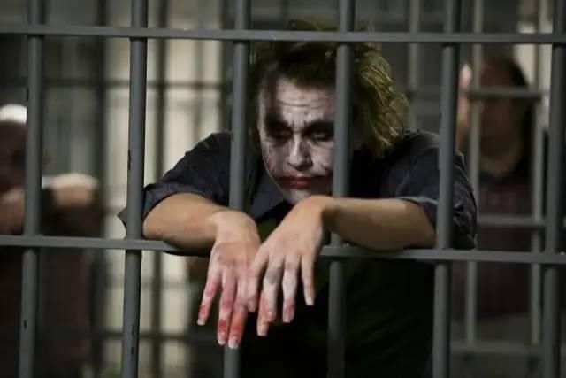 『蝙蝠侠』打败蝙蝠侠的小丑输了？不尬吹，独家新解《黑暗骑士》史诗三部曲