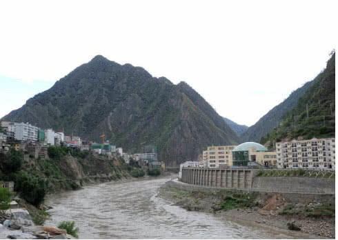 依靠悬崖建设的地方是哪里？