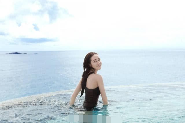 迪丽热巴最新泳衣照，网友：穿着运动泳衣都能这么美