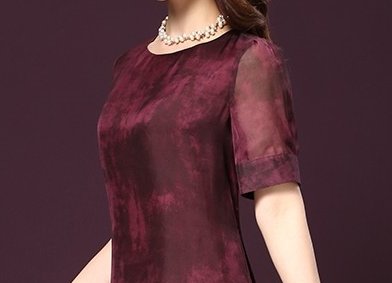 天啊，52岁婆婆真敢穿!“酒红”连衣裙，洋气高贵显年轻20岁