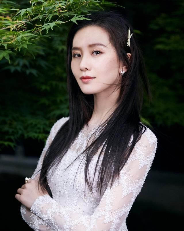 『黑长直』放弃大波浪吧,今年流行回头率超高的“渣女头”,洋气还显脸小