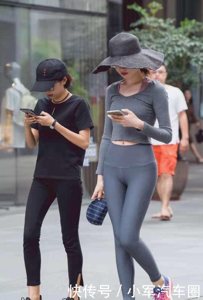  「紧身裤」街拍紧身裤美女的好身材，绝不是三两天就能练出来的