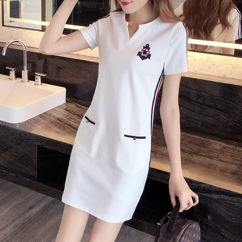 40岁女人别乱穿衣，看下面女人穿“T恤裙”，也是别有一番滋味