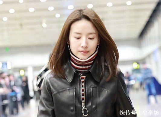 38岁董洁素颜现身机场，皮衣搭配百褶裙，网友还是那么清纯！