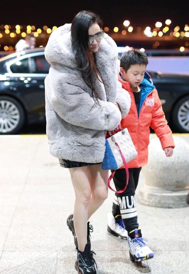 凹凸■穿大T也难掩凹凸美，冉莹颖火辣不减当年！短裤凹出比基尼既视感