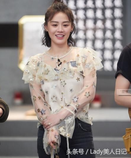 今年最流行的星星图案，林依晨这款不敢模仿，佟丽娅穿起来最好看