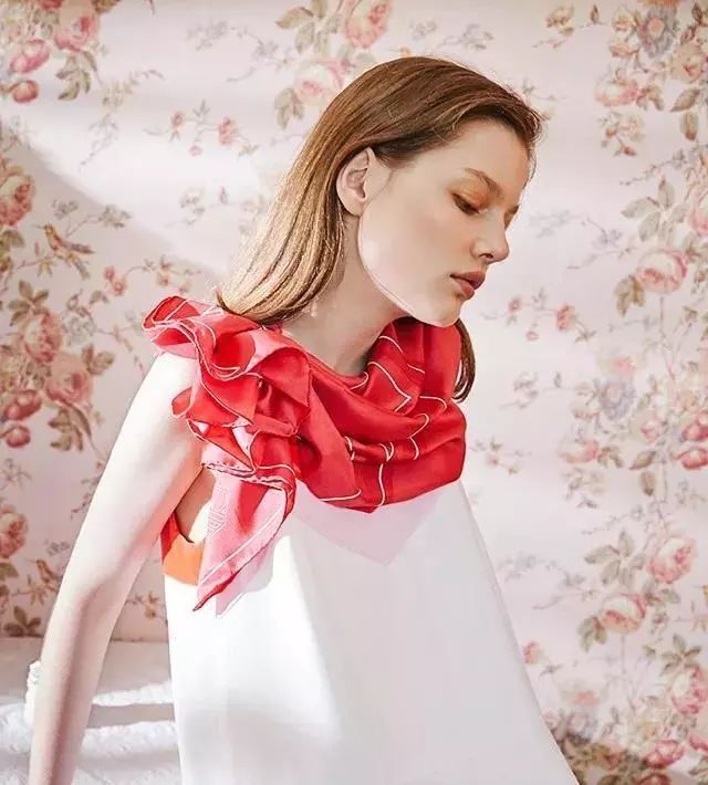 一条丝巾，拯救你无聊的穿搭