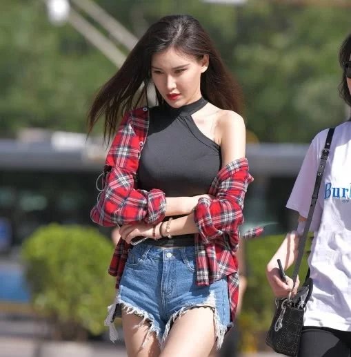 气质小姐姐穿格子衫，身材前凸后翘凸凹有致