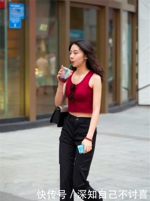  不失|街拍：身穿红色短款上衣的小美女，长发飘飘，温柔中不失大气