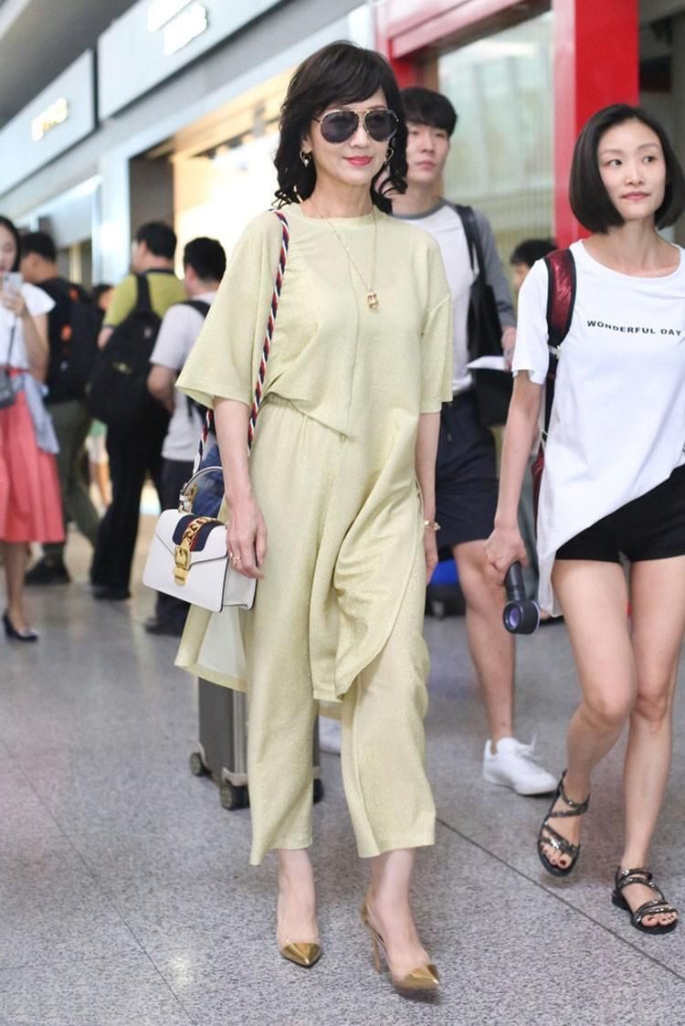 64岁赵雅芝再登T台走秀，网友:这吃防腐剂了吧?