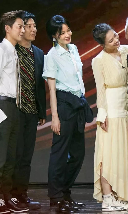 49岁王菲和43岁周迅罕见同框，气质相差真大，网友：不尴尬吗