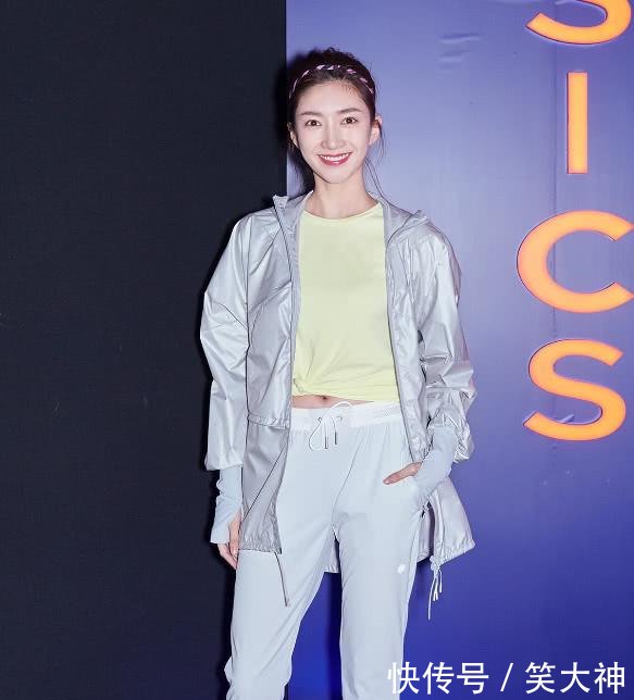 江疏影真是厉害，一穿裤子就暴露缺点，原来大长腿都是骗人的！