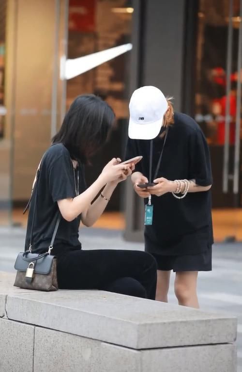 「坐下」有一种人穿闺蜜装,坐下来都一样,一站起来,闺蜜瞬间变小朋友!