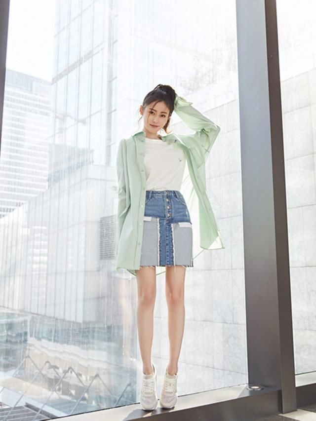 景甜张天爱相差两岁，不仅穿衣要撞衫，短裤还要反着穿