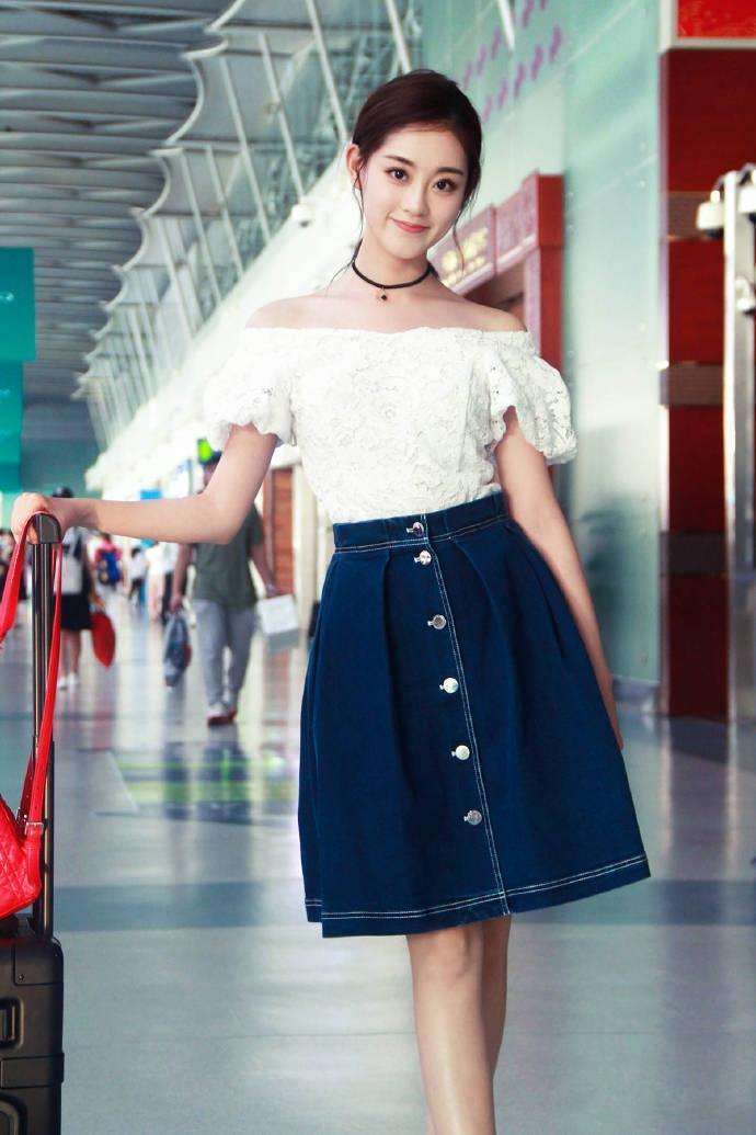 祝绪丹穿小短裙腿型不比杨幂差, 网友: 比老板美, 怎么会红?