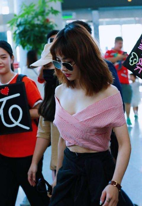 蔡依林现机场裤子减分但上半身很成功, 不过一般人不敢穿!