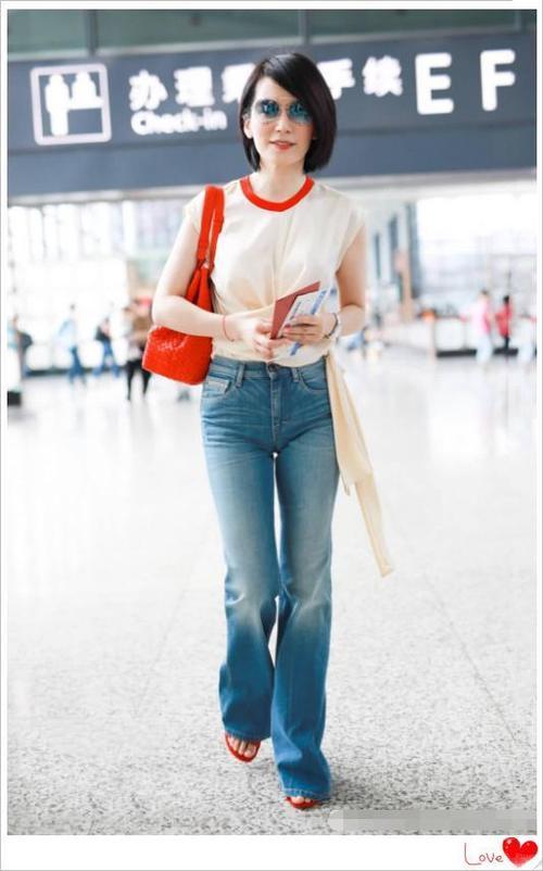 俞飞鸿为显腿长也是拼,牛仔裤提得又高又紧,网友:不怕勒得慌?