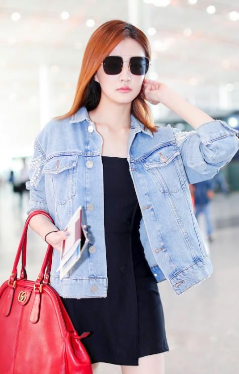 徐璐现身机场，一双“竹筒腿”让人羡慕不已，快要冲出屏幕了！