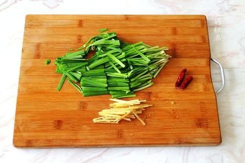  「适合」韭菜炒河虾，4月正当吃，鲜香味美，特别适合孩子