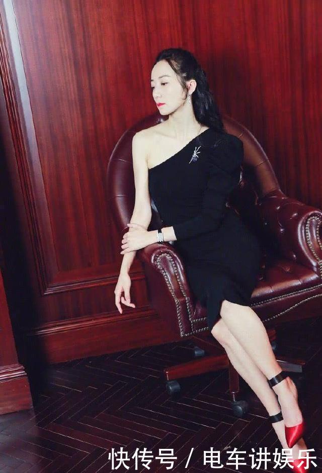 简单又百搭的衬衫裙，韩雪仅仅搭配一双红高跟，时尚感就上去了！