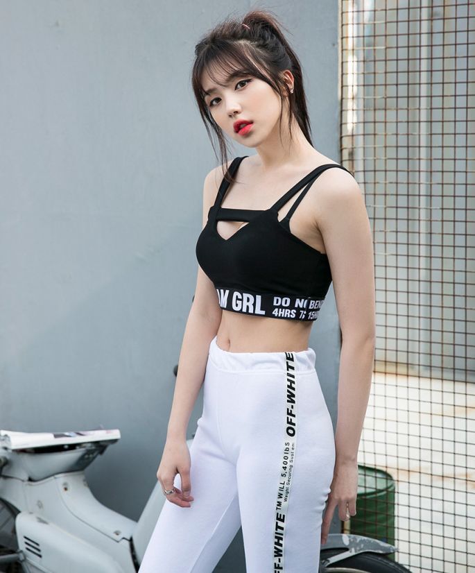 甜蜜动人的打底裤美女，长得漂亮，身材曲线凹凸分明！