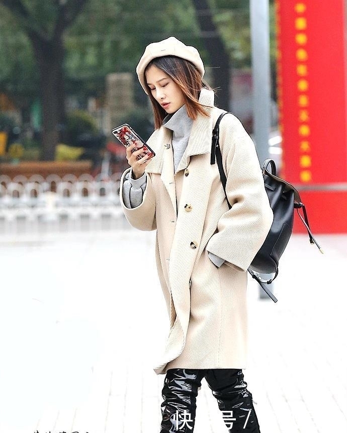  【凸显】街拍：穿真皮高筒靴的美女，更加凸显好衣品