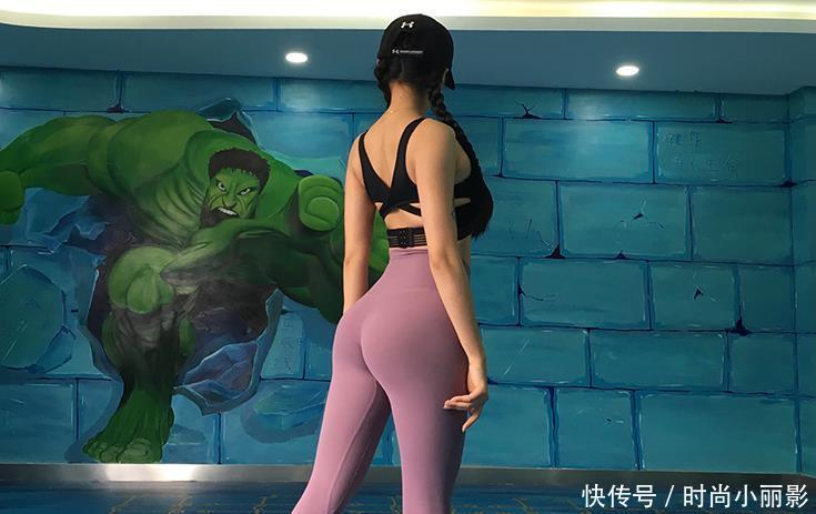 清新甜美的打底裤美女，凸显风韵身姿，让人着迷