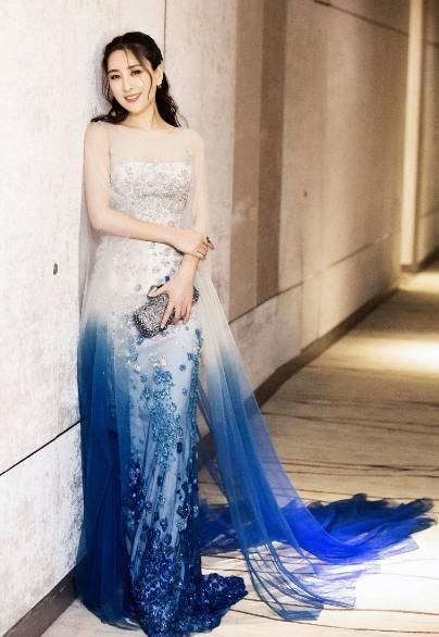 马苏着超短裤一身清凉装伴,网友直呼你的大腿根都快露出来了