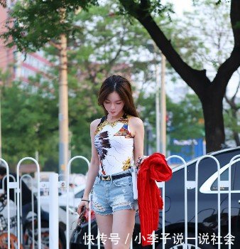 路人街拍图1清纯，图2女人味十足，图3灵动性感