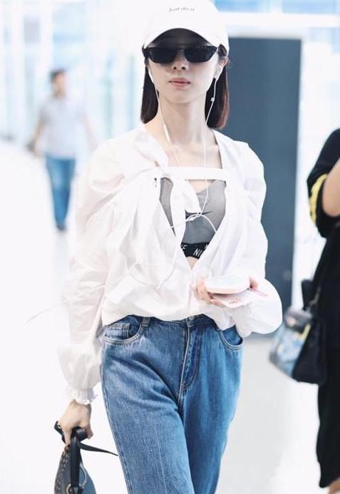 胡冰卿豁出去了！内衣外只穿一件开到肚脐的衬衫，网友：咋红的？