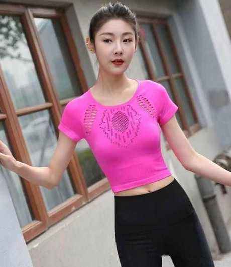 清新亮丽的打底裤美女，大秀性感的轮廓，释放时尚别致的女人味！