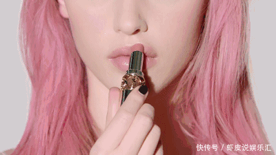 涂口红和不涂口红差距太大，热巴女神气质全无，赵丽颖被助理抢镜