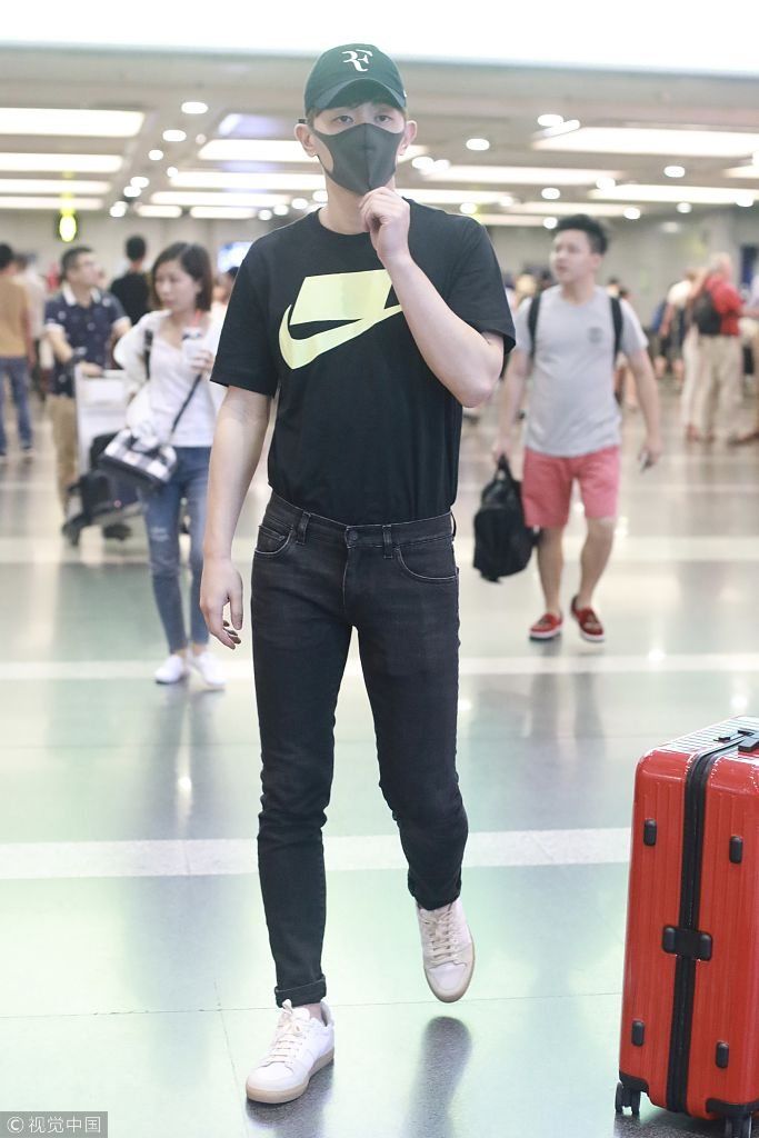 邓伦口罩帽子遮面难掩帅气 翘脚靠柱子煲电话粥