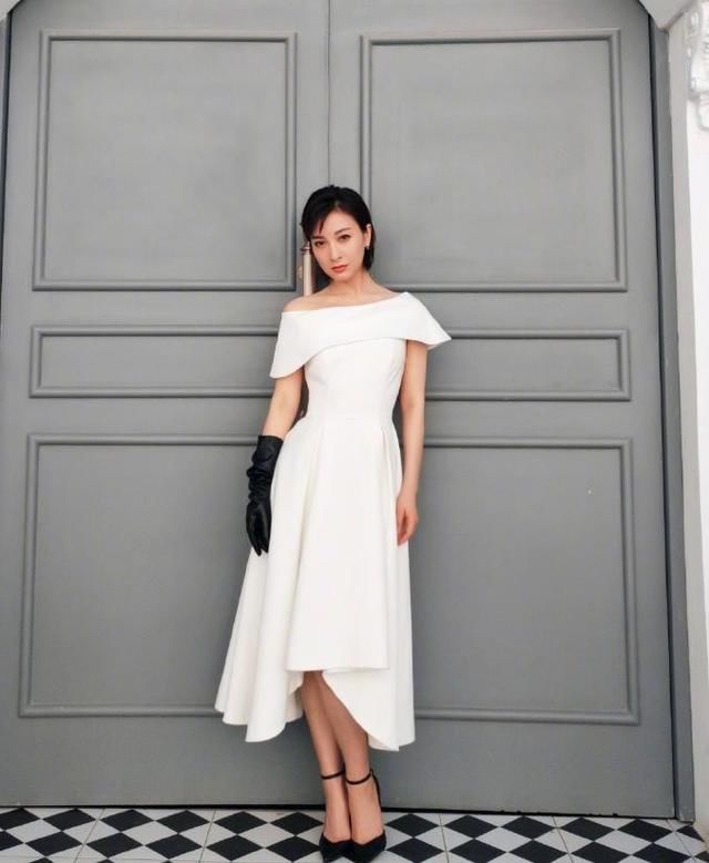 孙俪35岁,吴昕也35岁,同穿一字肩连衣裙,风格差距一目了然