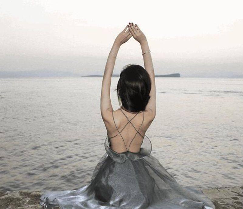 这几款海滩吊带连衣裙，凸显惊艳的身材不说，回头率也是非常高