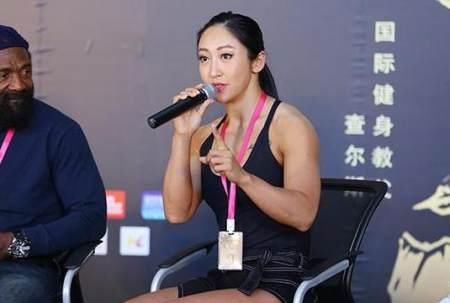 【黑人】中国女子健美第一人牟丛,肌肉线条明显,坦言想嫁强壮黑人