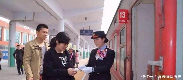 火车卧铺，为什么要把车票“收走”美女乘务员说出其中“门道”