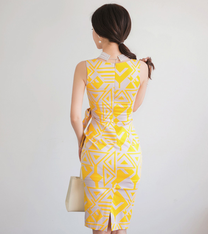 紧身裙美女带点小清新,让整体更加迷人,看着就是一种享受!