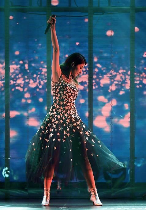 陈慧琳穿星星裙亮相，撞衫赵丽颖，气质赢了，却因一双鞋输个彻底