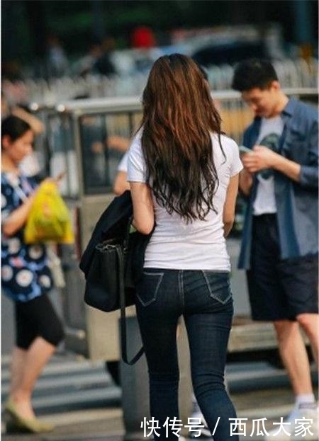 让小姐姐:肤白貌美的美女街拍:甜美可爱的美女,十分抢眼!