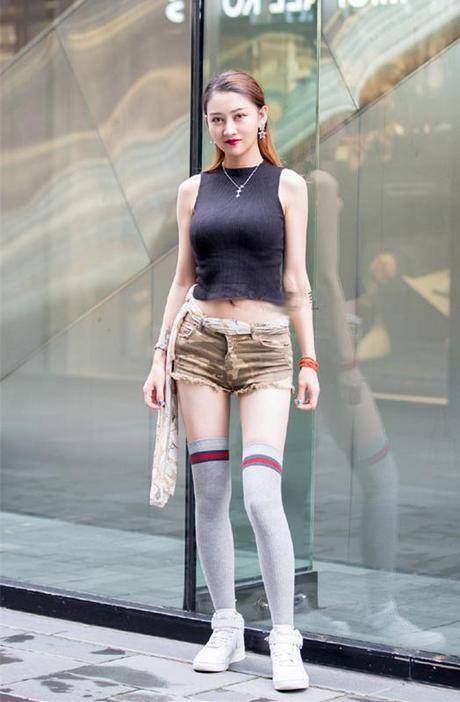 街拍：图1韩雪穿开叉裙，都快开到大腿根了！图2“内衣外穿”？