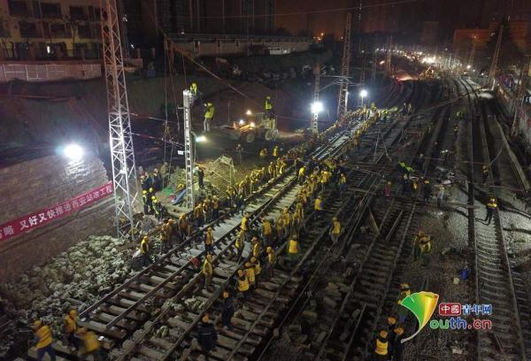 西安站千名工人凌晨上班保春运 完成联锁设备换装