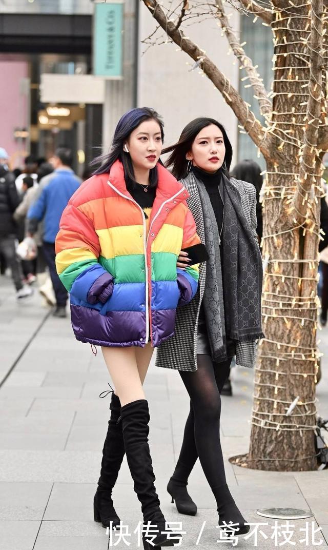 『 气质』展示窈窕的身姿和迷人的气质,街拍:小姐姐简单的穿搭