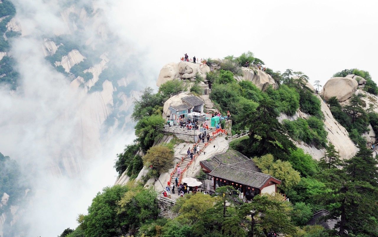 华山之上，有段长空栈道，虽然险峻，游客却络绎不绝