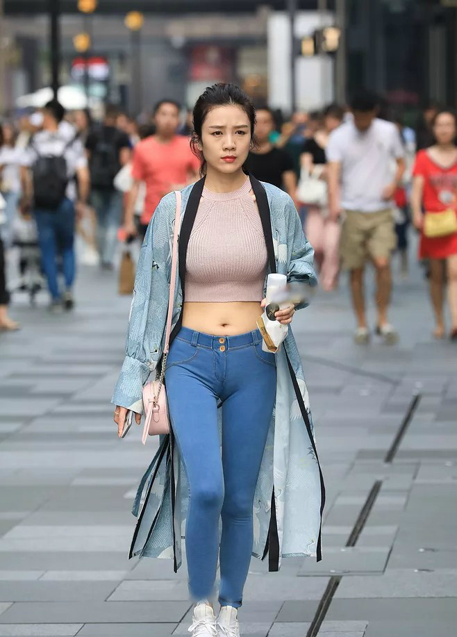 街拍，图1紧致性感露脐装女人味十足，图4清纯甜美气质美女