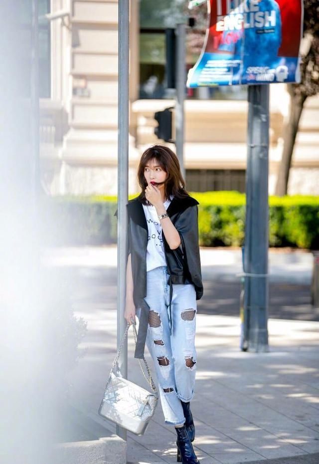 江疏影简直了！穿的纽扣裙子还一直扯下了 网友：都快拉断了