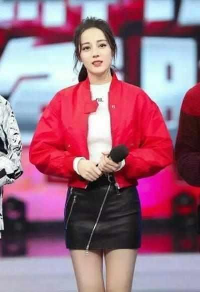 本以为杨颖穿包臀裙够惊艳了，看完热巴穿包臀裙，我沉默了!